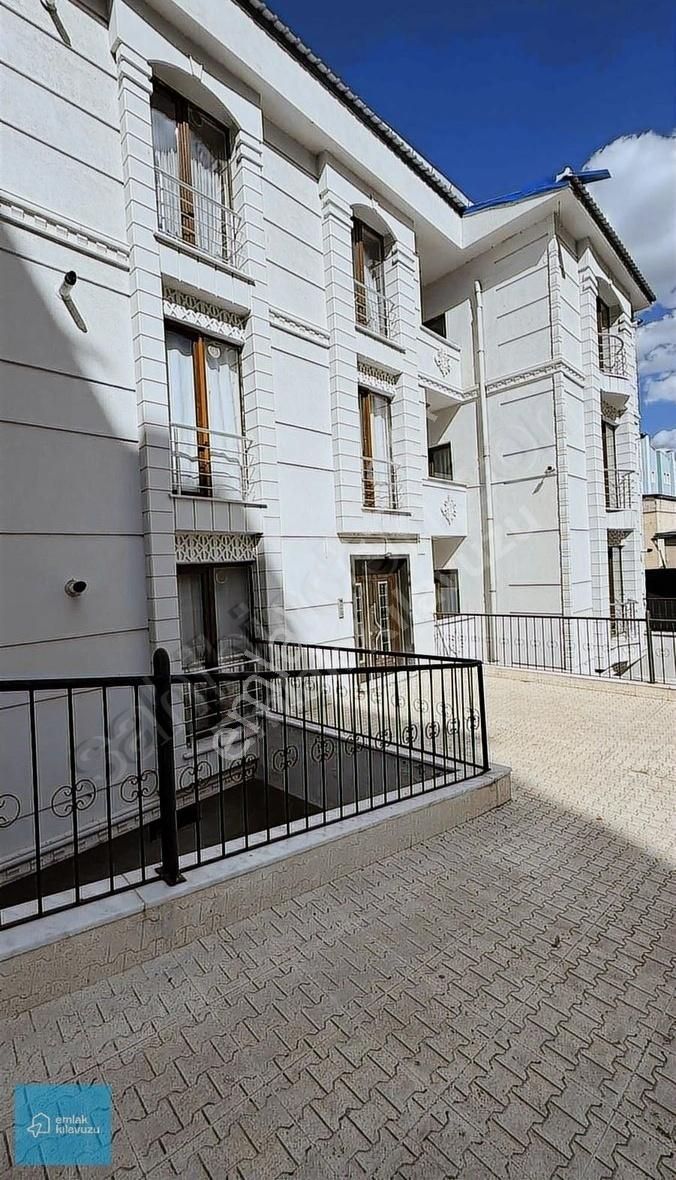 Şehir Merkezinde Belediye Karşısında 1+1 Eşyalı Kiralık Daire