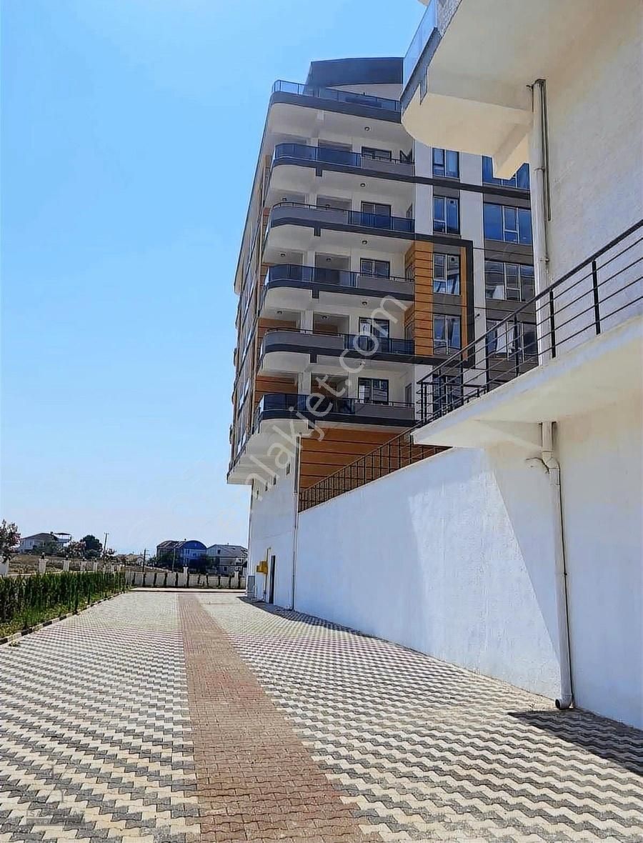 Akhisarda Havuzlu 3+1 Daireler Site İçerisinde Kapalı Otoparklı