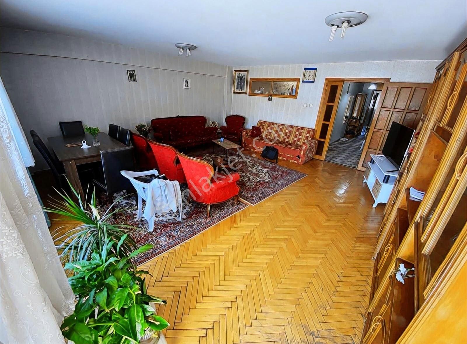 İnönü Caddesi Üzerinde 4+1 180m2 3 Cephe Daire Stad Dibi