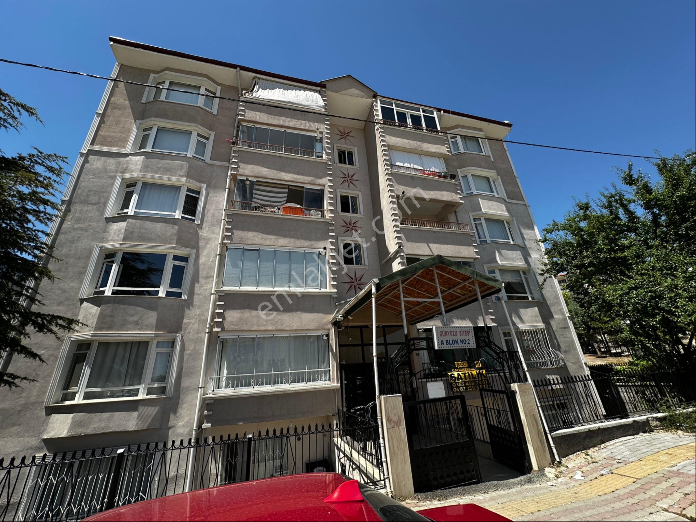 A L C Den Metro Yakını Ebeveny Banyo Altta Daire Var 3+1 Site İ.