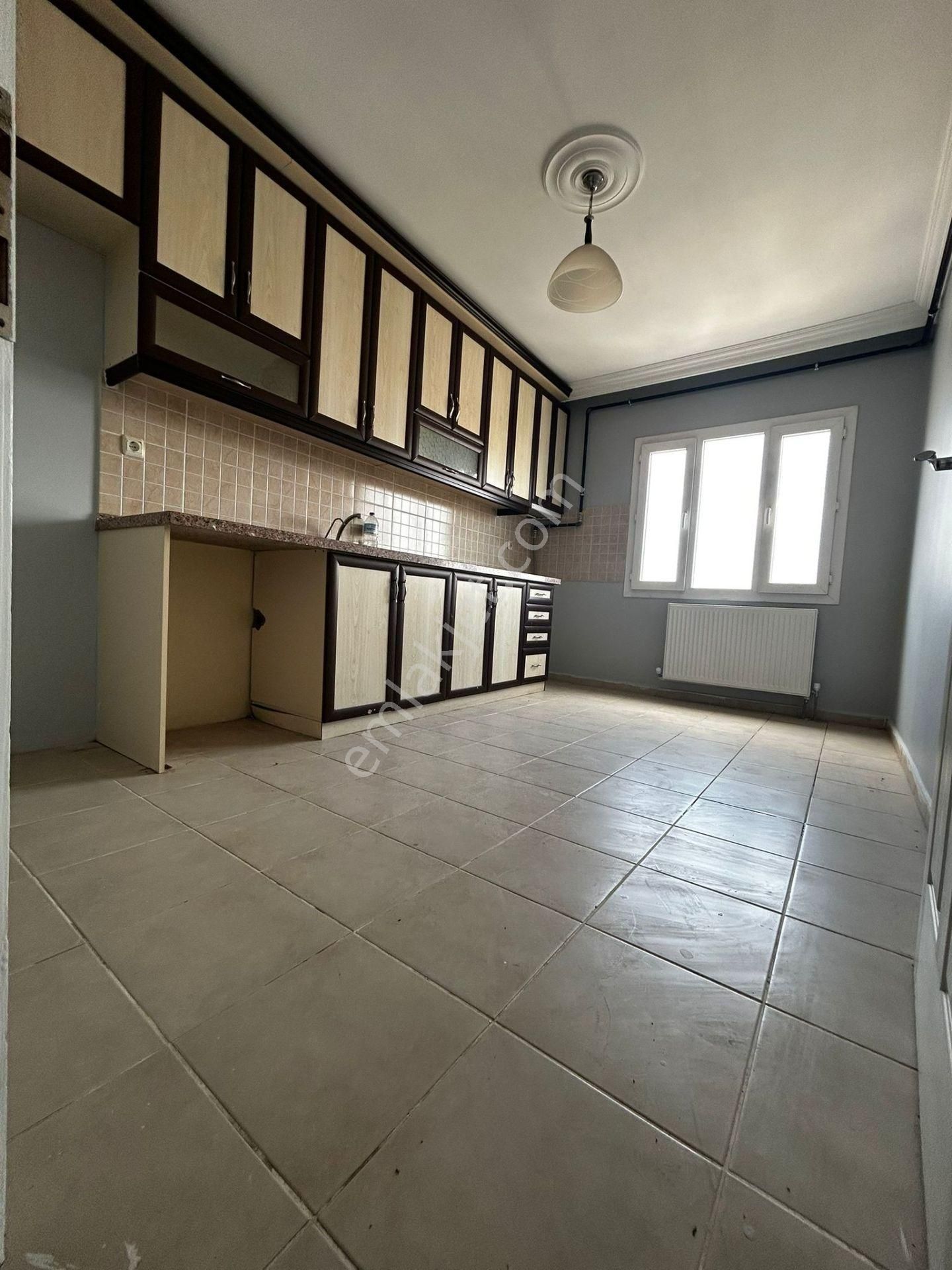 Turgutlu Kiralık Altay Mah 2+1 90m2 3. Ara Kat Doğalgazlı Balkonlu Temiz Boyalı Daire