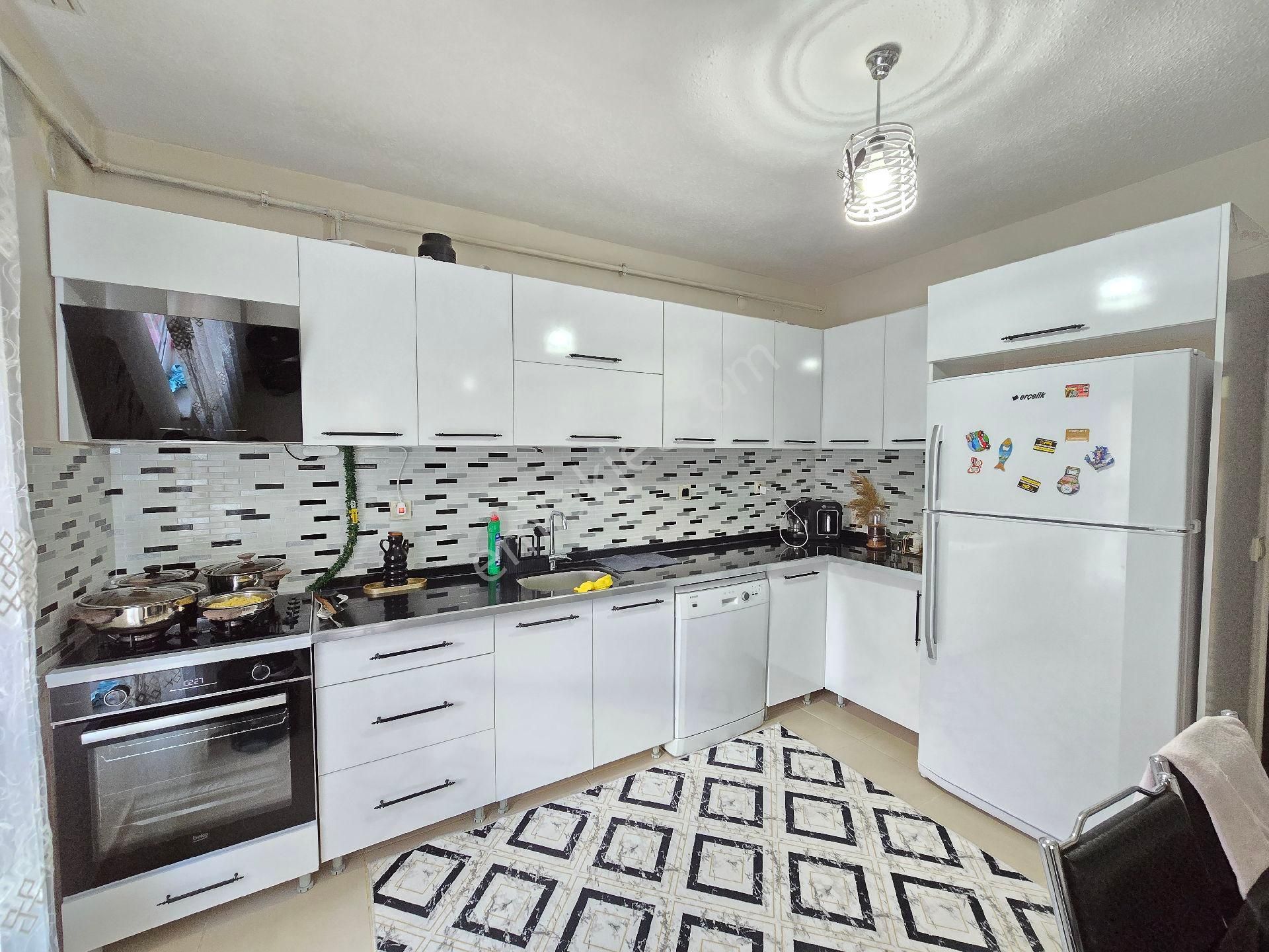 Cadde Seyran'dan Satılık 3+1 Arakat 135m2 Mutfak Yapılı