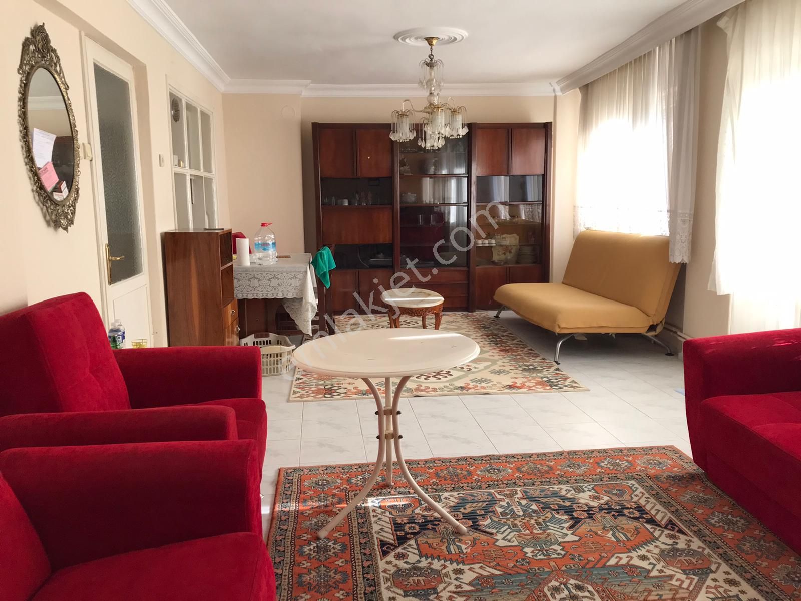 Bahçeli Evlerde Eşyalı Kiralık Daire 25.000 Tl.
