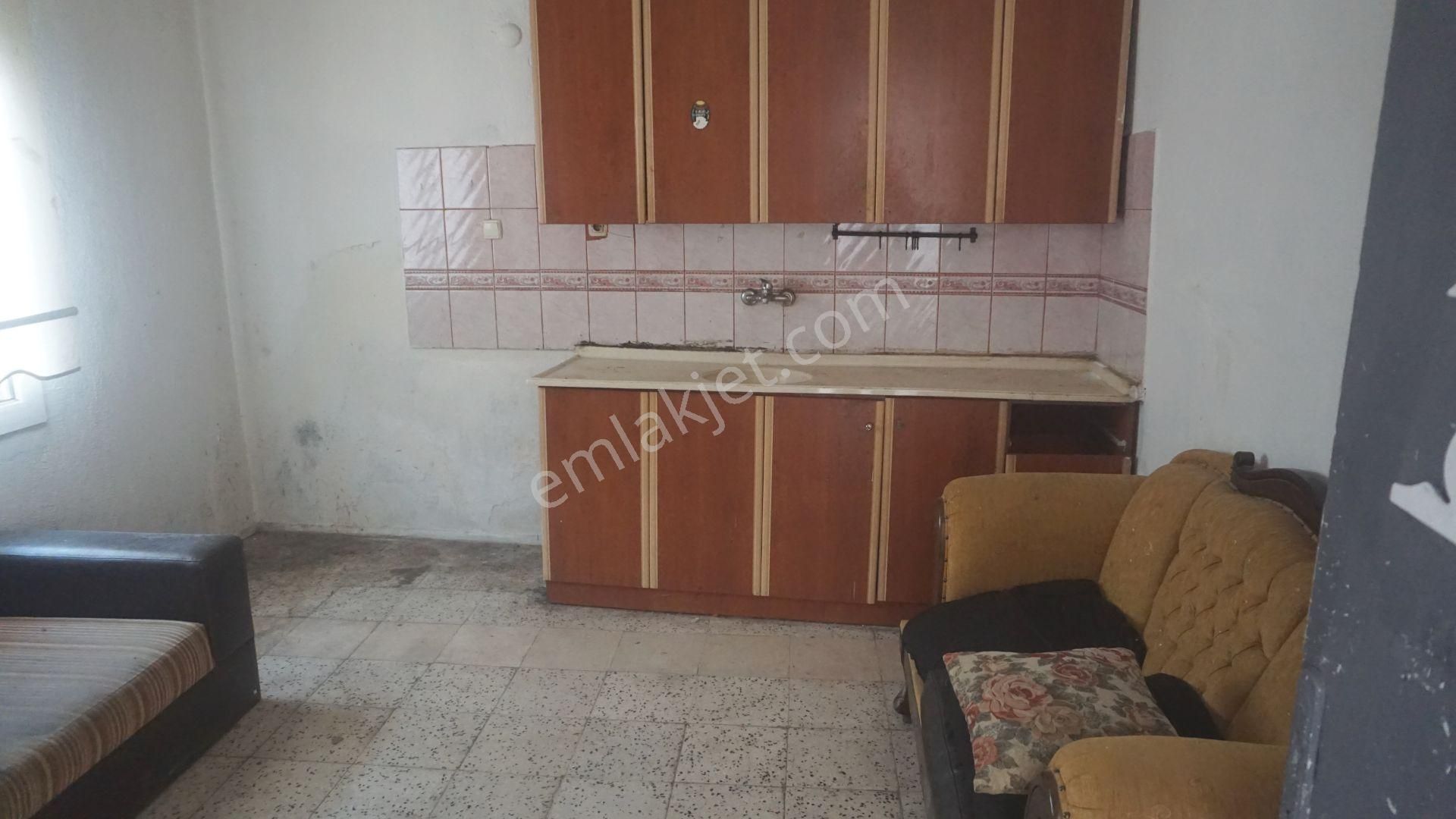 Şirintepede Kiralık Giriş Katı 1+1 Kapalı Mutfak Çiğli Serkan