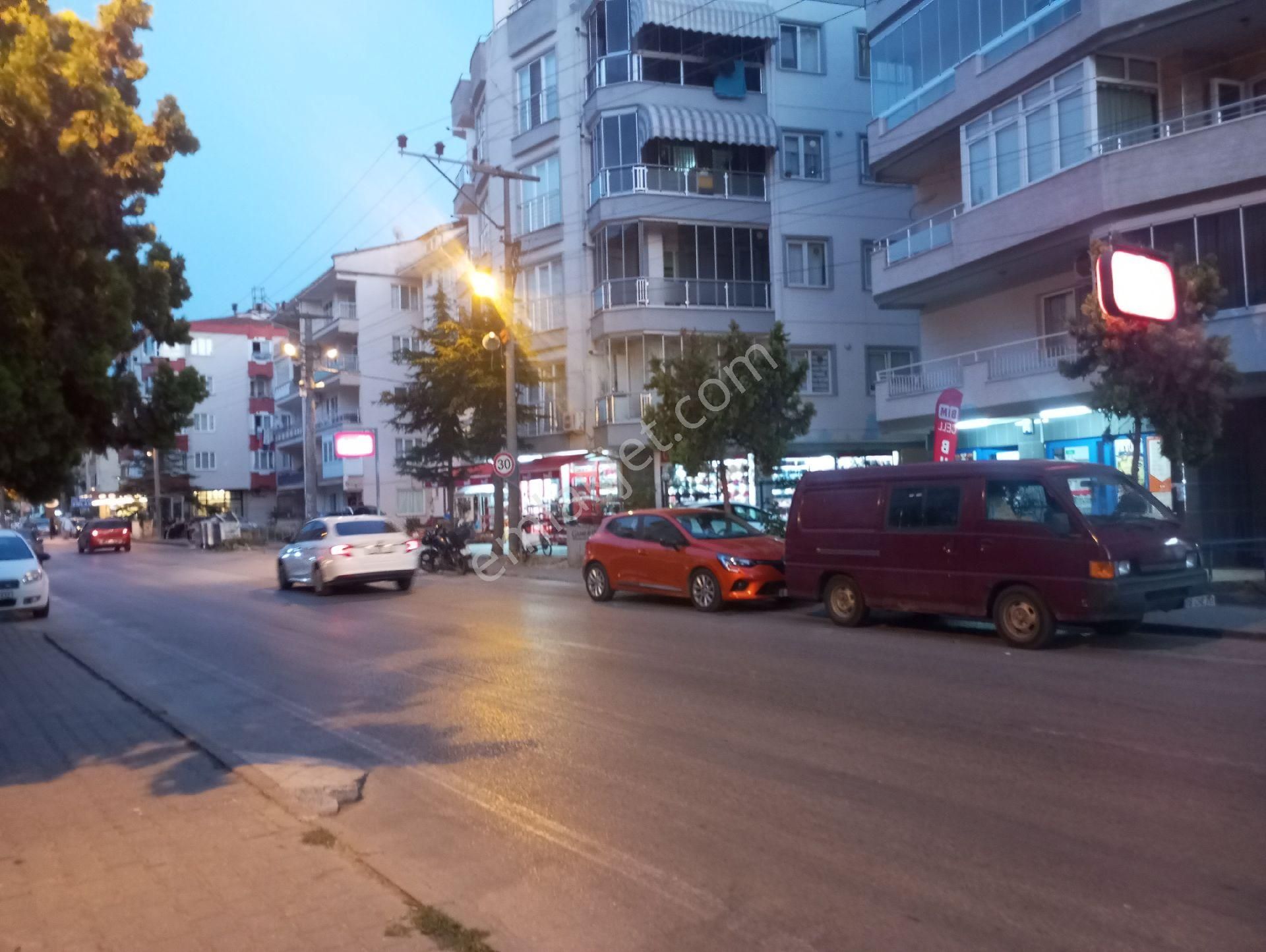 Güzelyalı Yalı Mahallesi Atatürk Caddesi Üzerinde Zeminden Asansörlü 2+1 Ferah Daire - Görsel 22