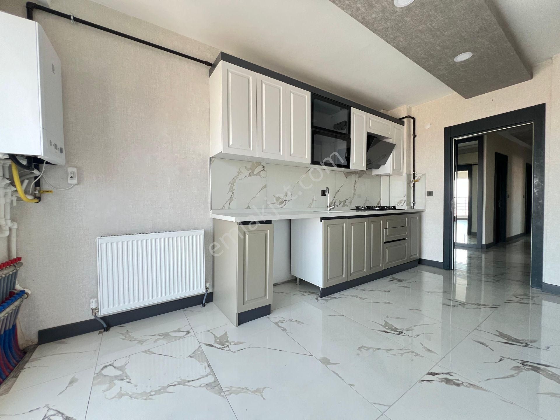 Engin Emlak'tan Lüx Sitede Çift Banyolu G.odalı Full Yapılı 4+1