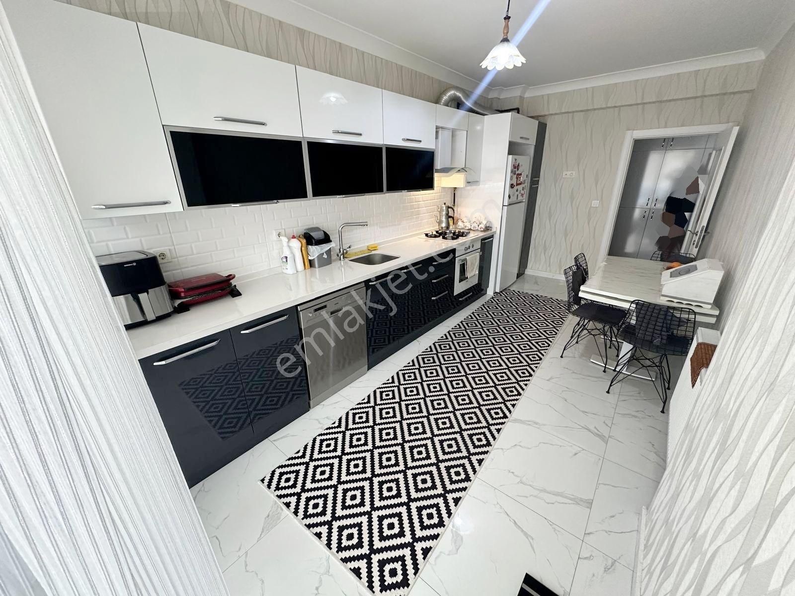 Pamuklar'da Site İçerisinde Full Yapılı 4+1 Acil Satılık Daire