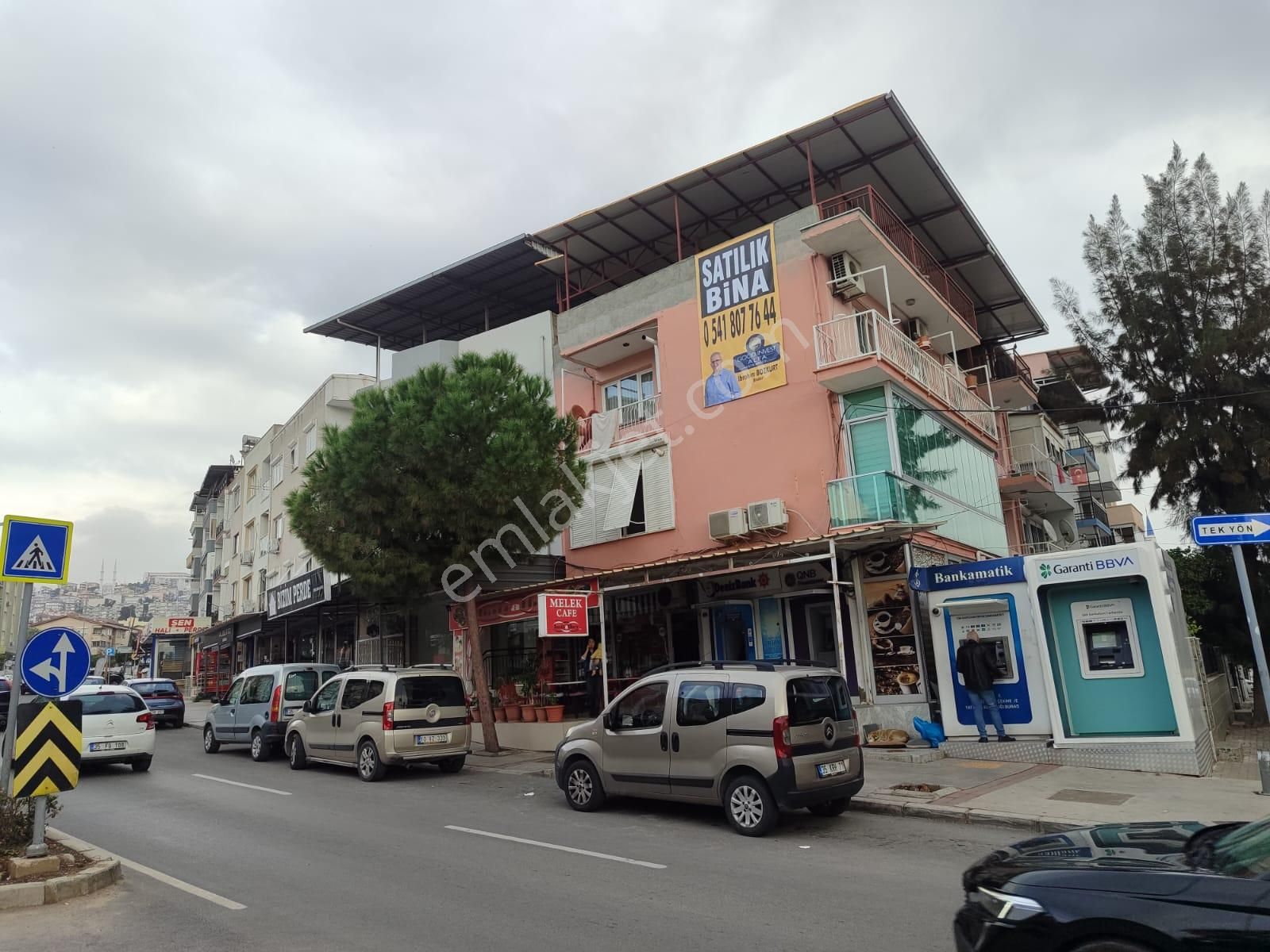 Bayraklı Yavuz Caddesinde 4 Daire 2 İşyeri Satılık Bina