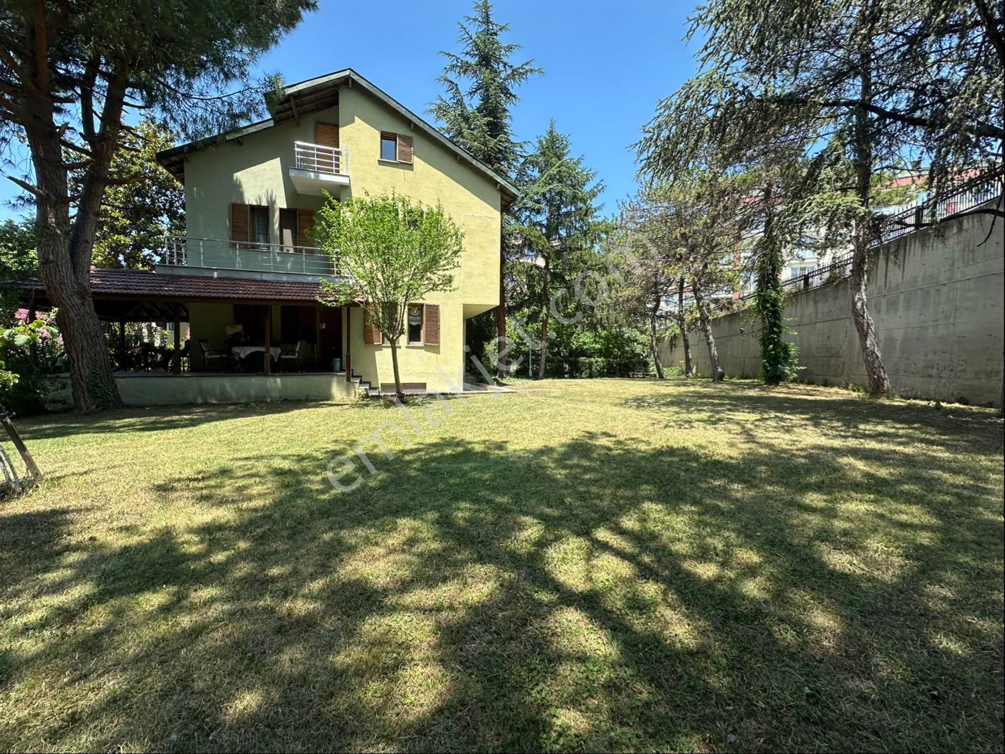 Büyükçekmece Merkez Site İçerisinde Büyük Bahçeli Satılık Villa