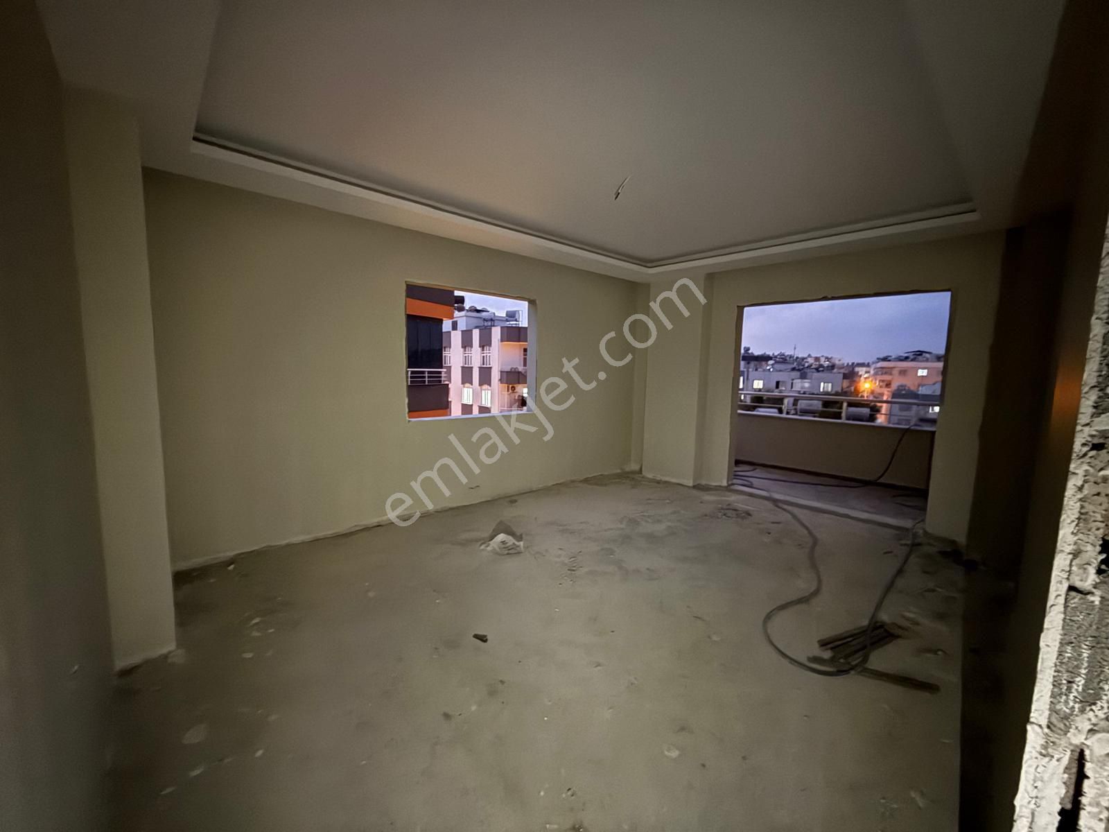 Livadan Anıtta 2+1 Sıfır Bağımsız Mutfak Acil Satılık