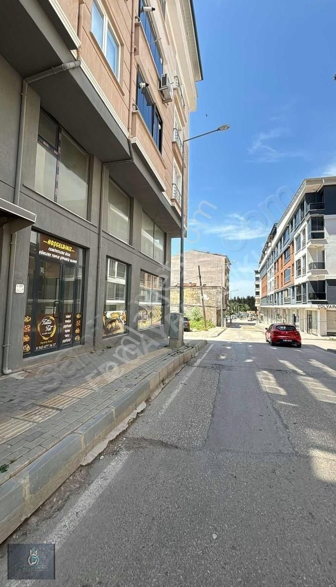 Karacabey Bağlar Caddesinde İşlek Yolda Kiralık Dükkan