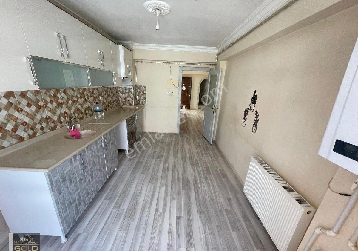 Karapürçekte Cadde Üstü 3+1 Asansörlü Full Yapılı İskanlı Daire