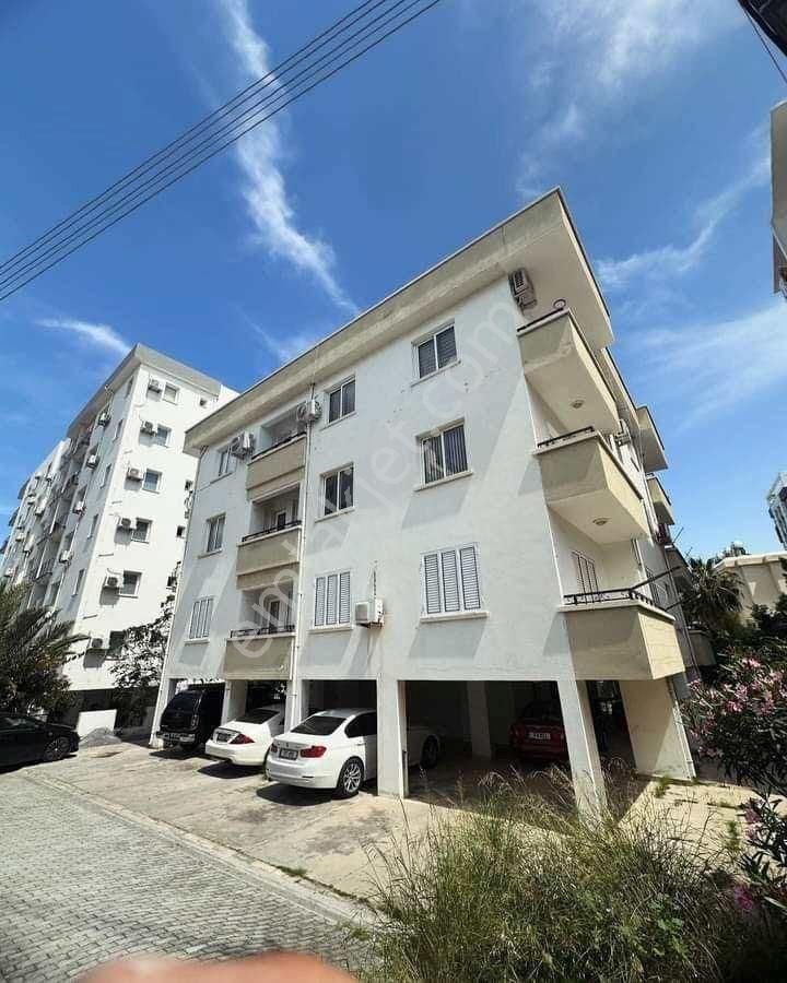Girne Merkez Lord Palas Hotelin Karşısı Satılık 130 M²'den 3.kat Eşyalı 3+1 Daire Fiyat £110.000