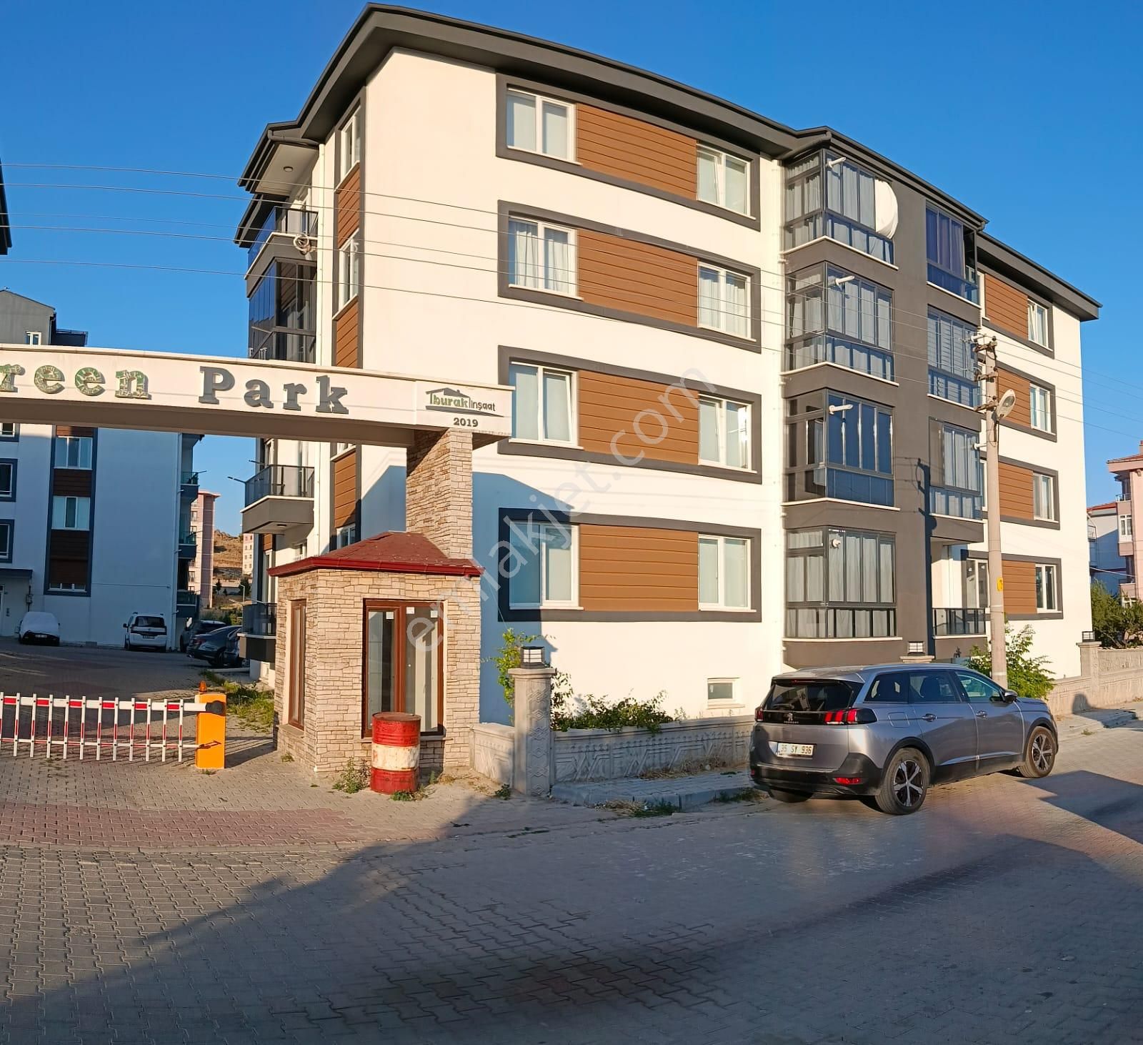 Afyon Tezcan Emlaktan Kanlıca Mahallesinde Çift Cephe Sıfır 3+1 Daire