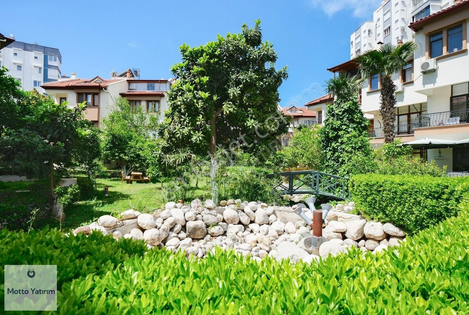 Güzeloba'da 4+1 Satılık Trıpleks Villa
