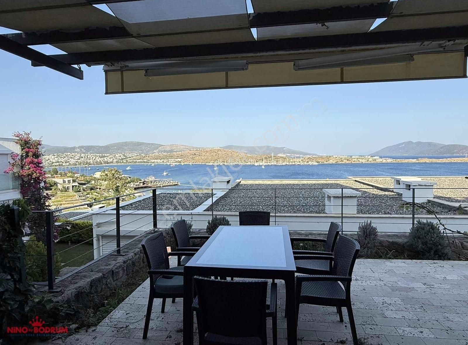 Bodrum Asarlık Denize Sıfır Plajlı İskeleli Sitede 3 + 1 Dubleks