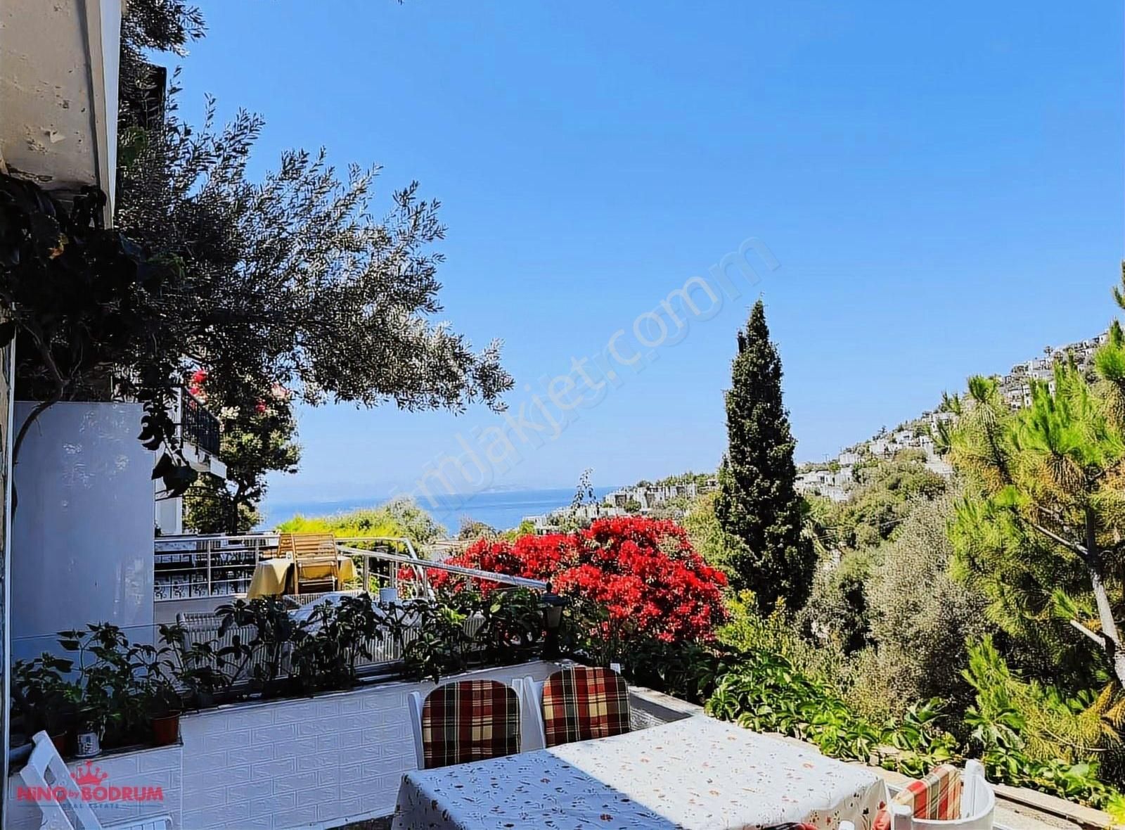 Bodrum Gümüşlükte Plajlı Sitede Kiralık Villa
