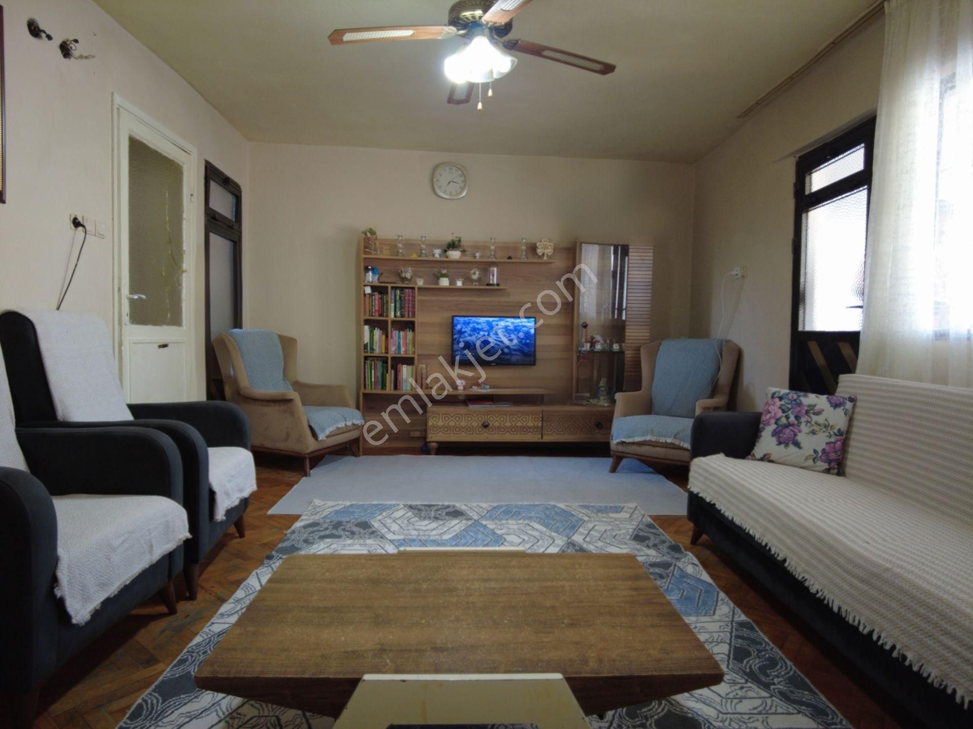 Kw Coban's'tan Bornova Meriç Mahallesi'nde 2 Katlı Müsatakil Bina + Teras - Görsel 5