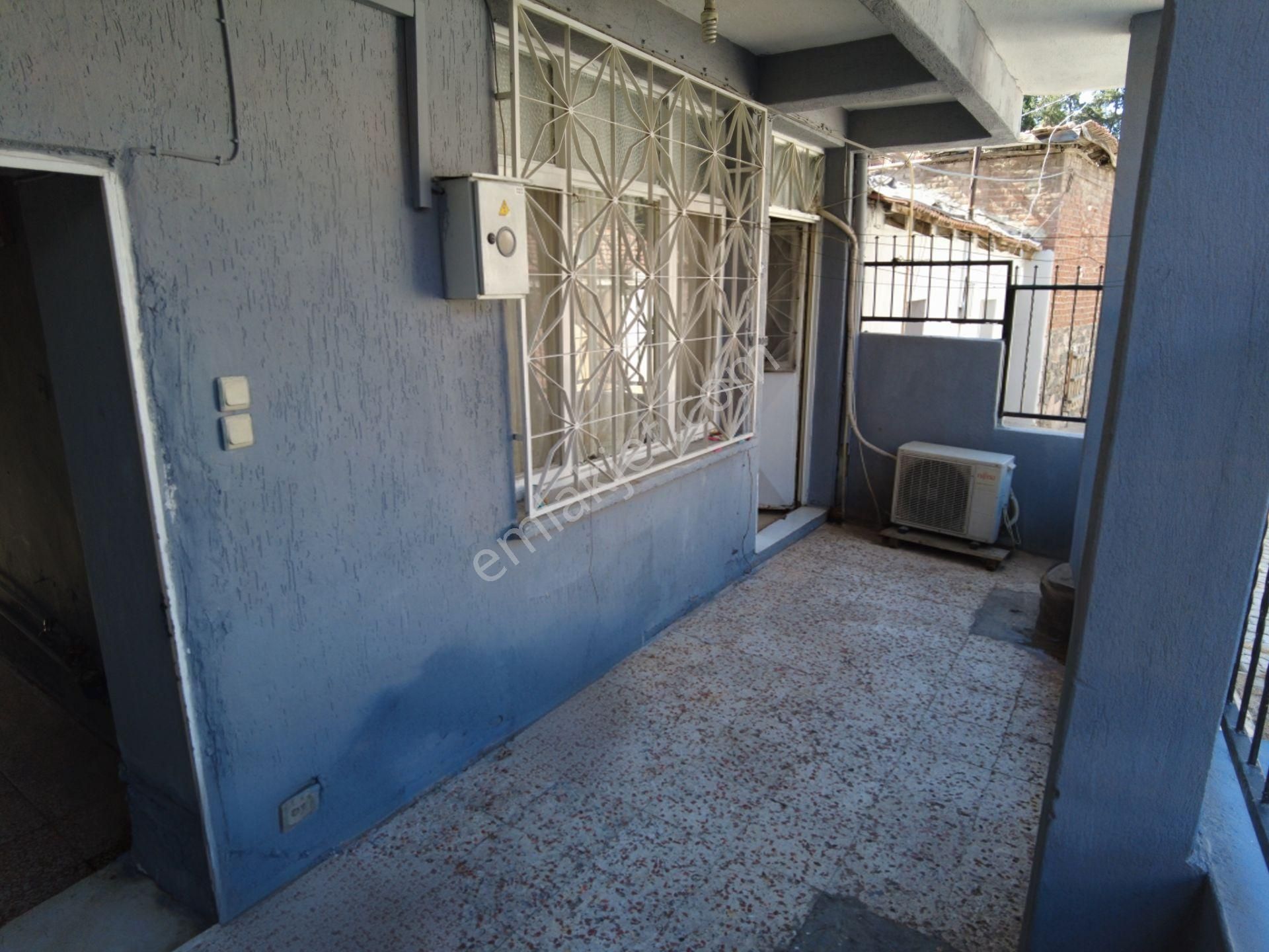 Kw Coban's'tan Bornova Meriç Mahallesi'nde 2 Katlı Müsatakil Bina + Teras - Görsel 3