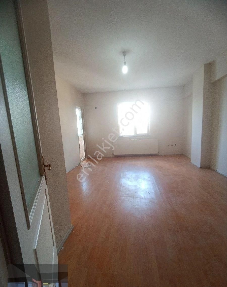 Güzelyurt Metrobüsüne 2 Dakika Yürüme Mesafesinde 3+1 Kiralık Daire