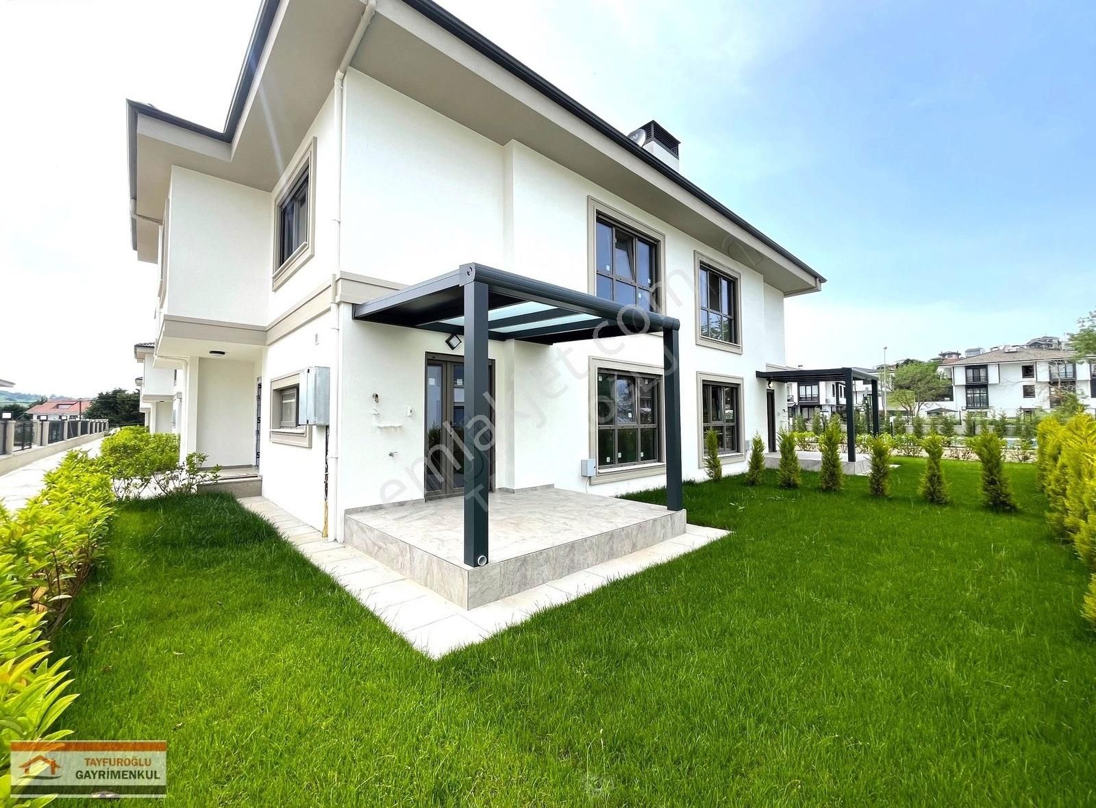 Şile Çavuş Mahallesinde Site İçerisinde Bahçeli 3+1 Villa