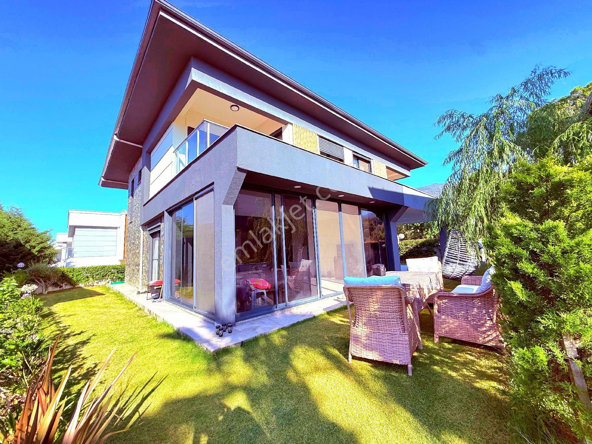 Güzelçamlıda Plaja Yakın Havuzlu Sitede Bahçeli Villa
