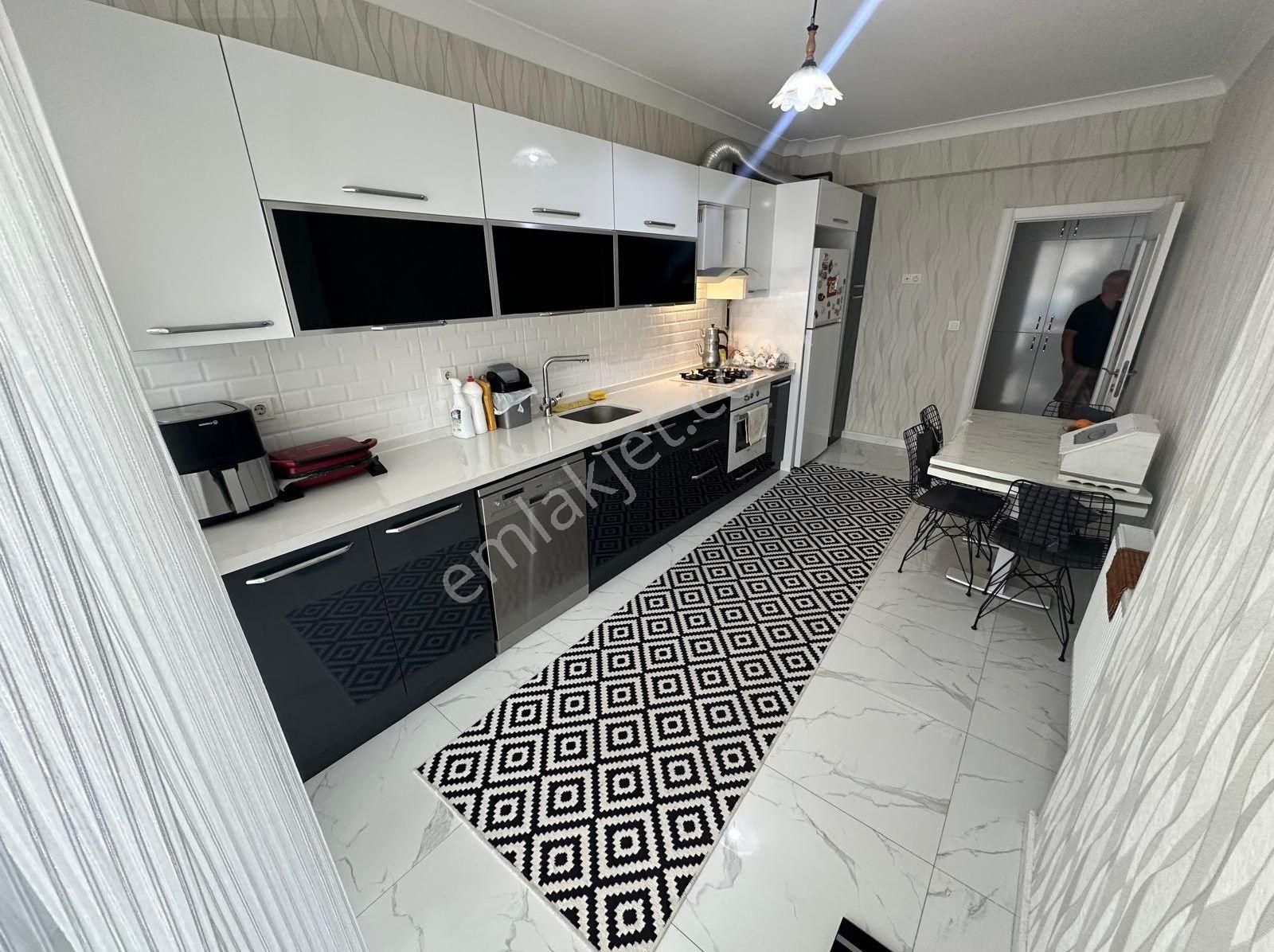 Cihandan Pamuklarda Bağcı,sevale,sivas Caddeye Yakın 4+1 Satlık