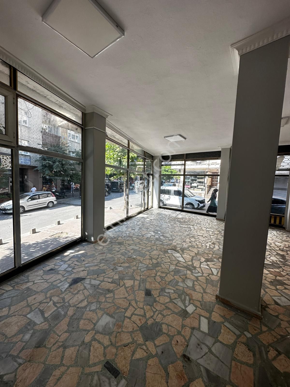 50. Yıl Mahallesi C Caddesi Üzerinde 100 M2 İşlek Caddede Giriş Dükkan