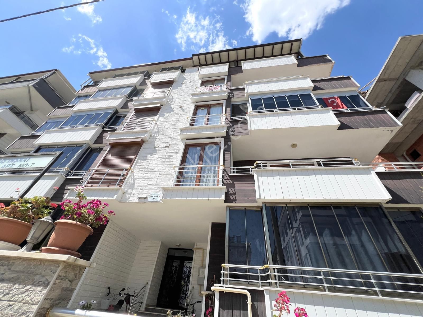 Cantandan Altınkumda 6 Yaşında Asansörlü Çift Teraslı 4+1 Daire