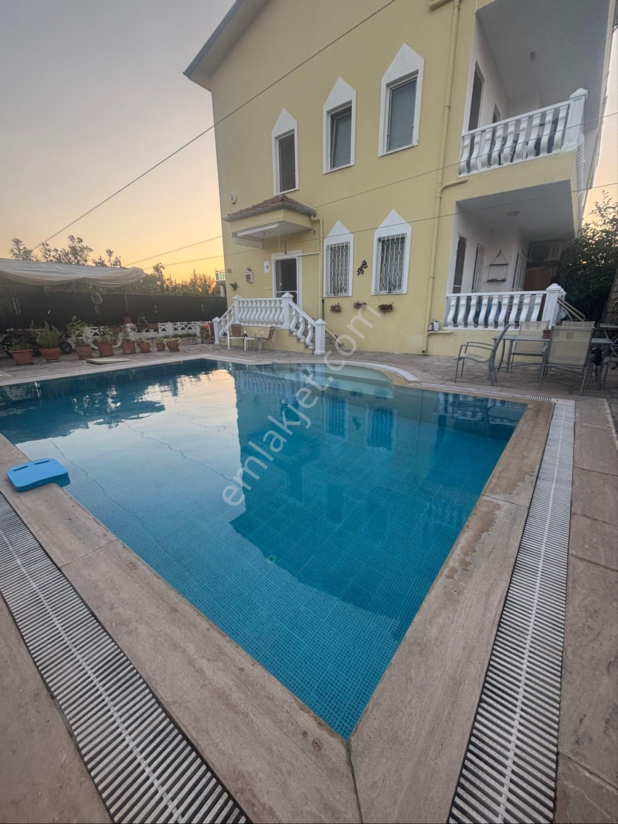Satılık Mustakıl Havuzlu Vılla