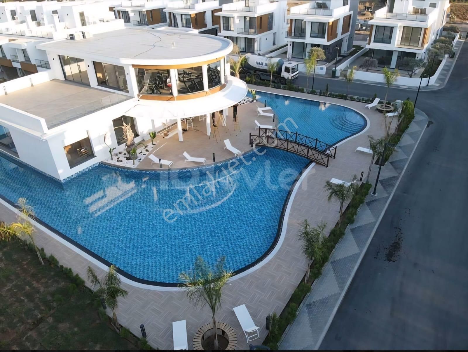 Yeniboğaziçinde Yatay Mimari Teraslı Stüdyo Havuz Cepheli