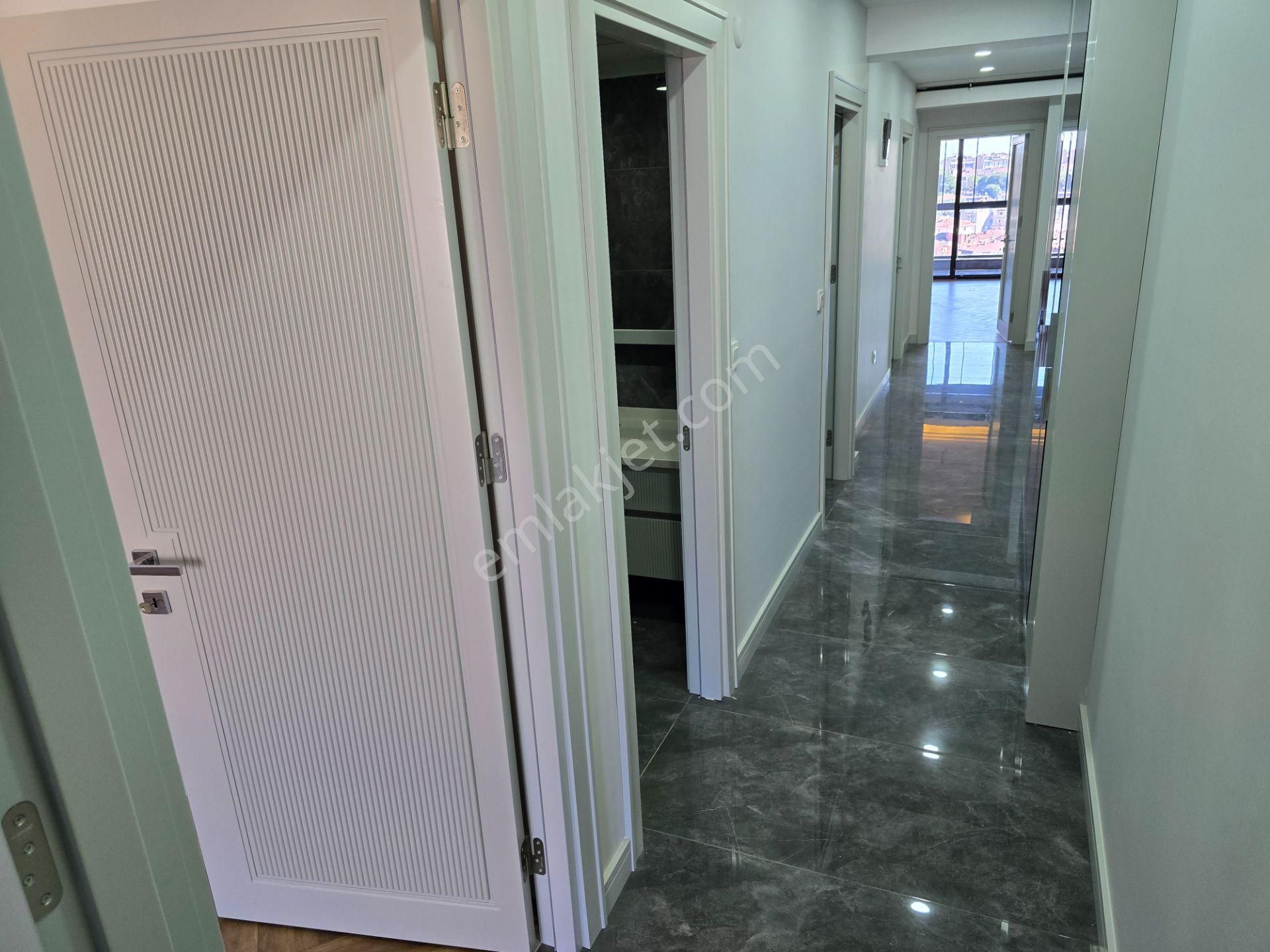Sıfır Binada Deniz Manzaralı Teraslı Otoparklı 4+2 270 M2 Dublex - Görsel 18