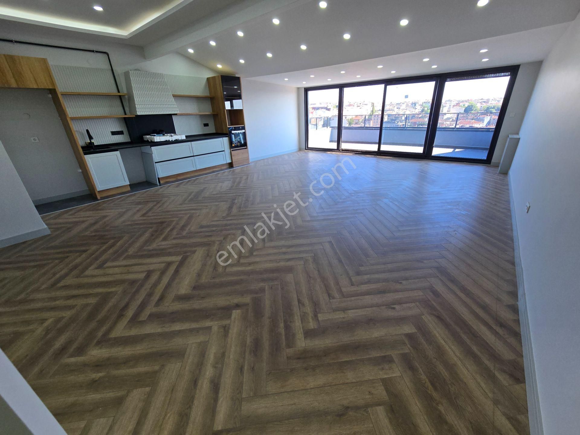 Sıfır Binada Deniz Manzaralı Teraslı Otoparklı 4+2 310 M2 Dublex - Görsel 24