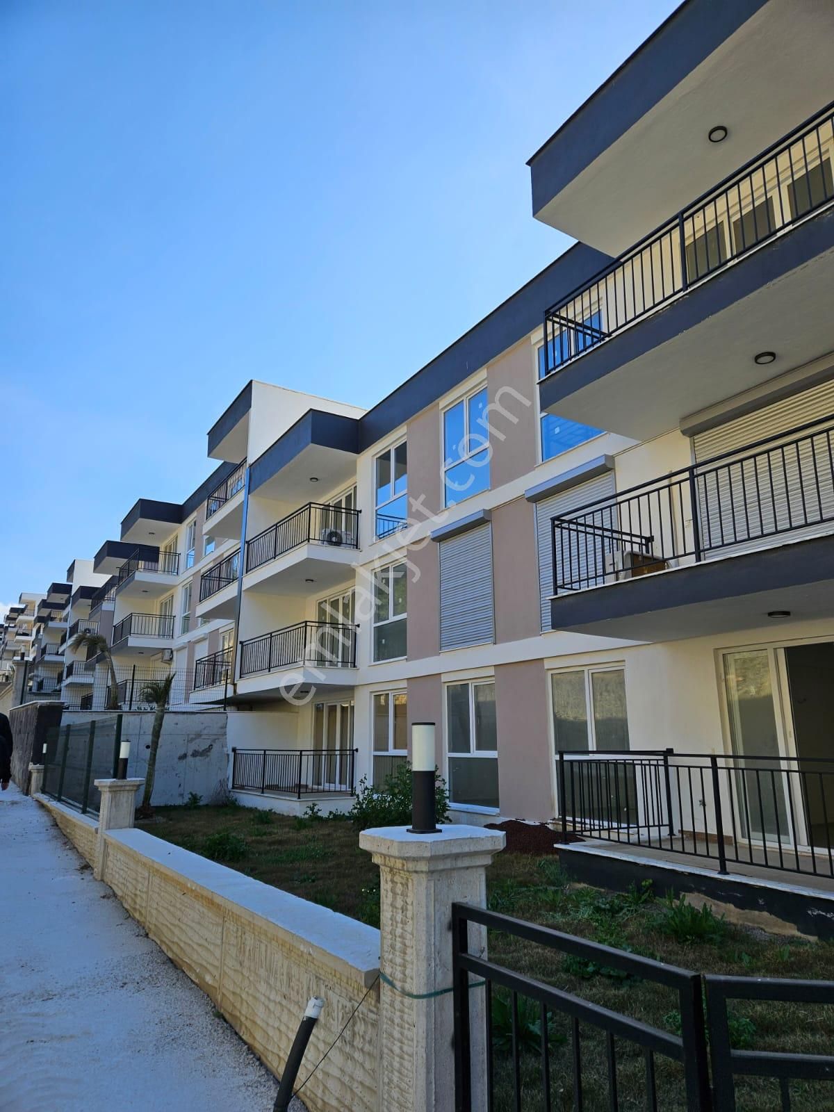 Kuşadası Kirazlı Mevki'nde Satılık Havuzlu Güvenlikli Sitede Sıfır 1+1 Daire