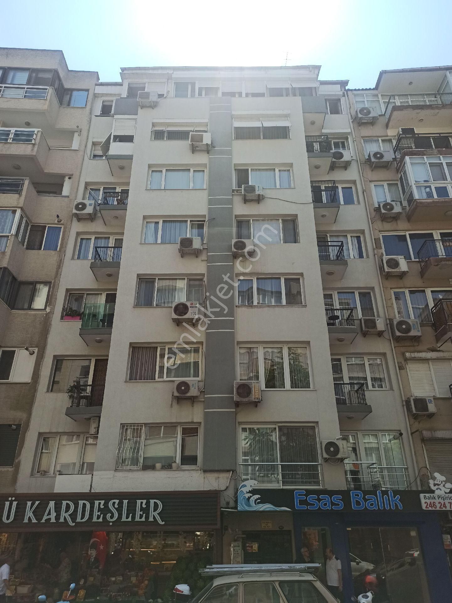Göztepe Merkezde Mithatpaşa Caddesinde Ferah 3+1 Satılık Daire