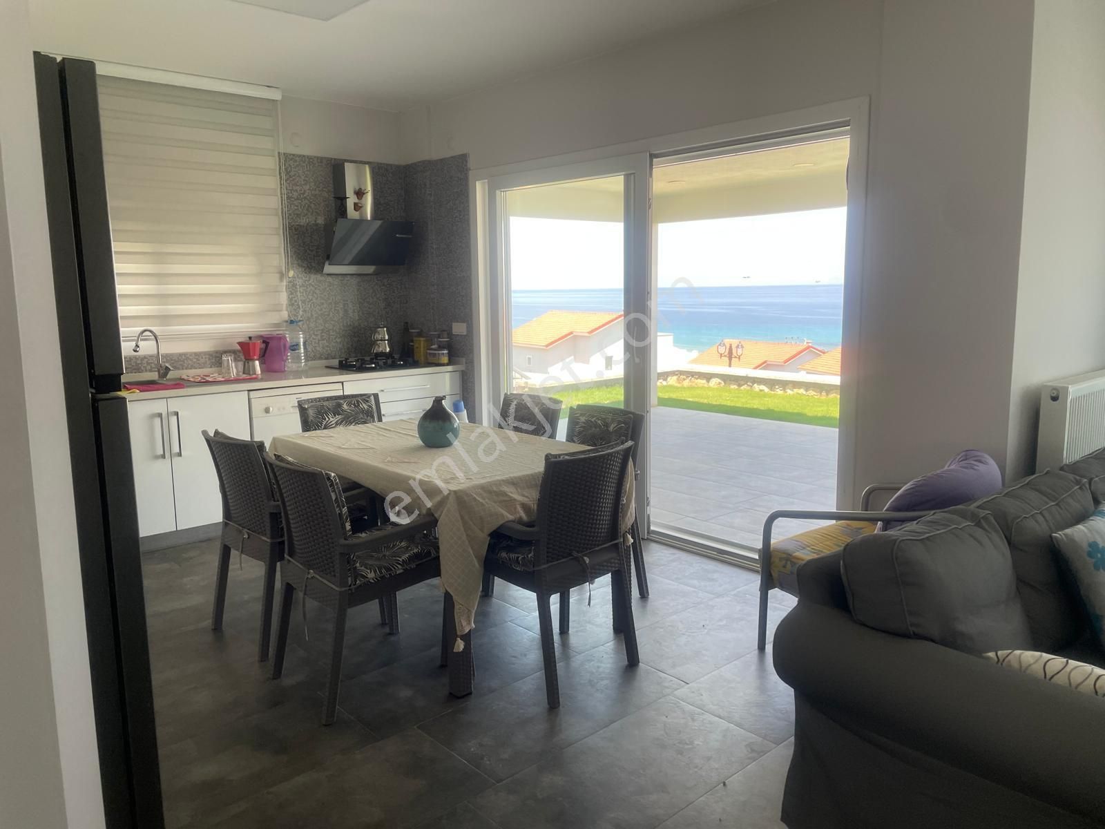 Mordoğan'da Deniz Manzaralı 5+1 Eşyalı Kiralık Triplex Villa