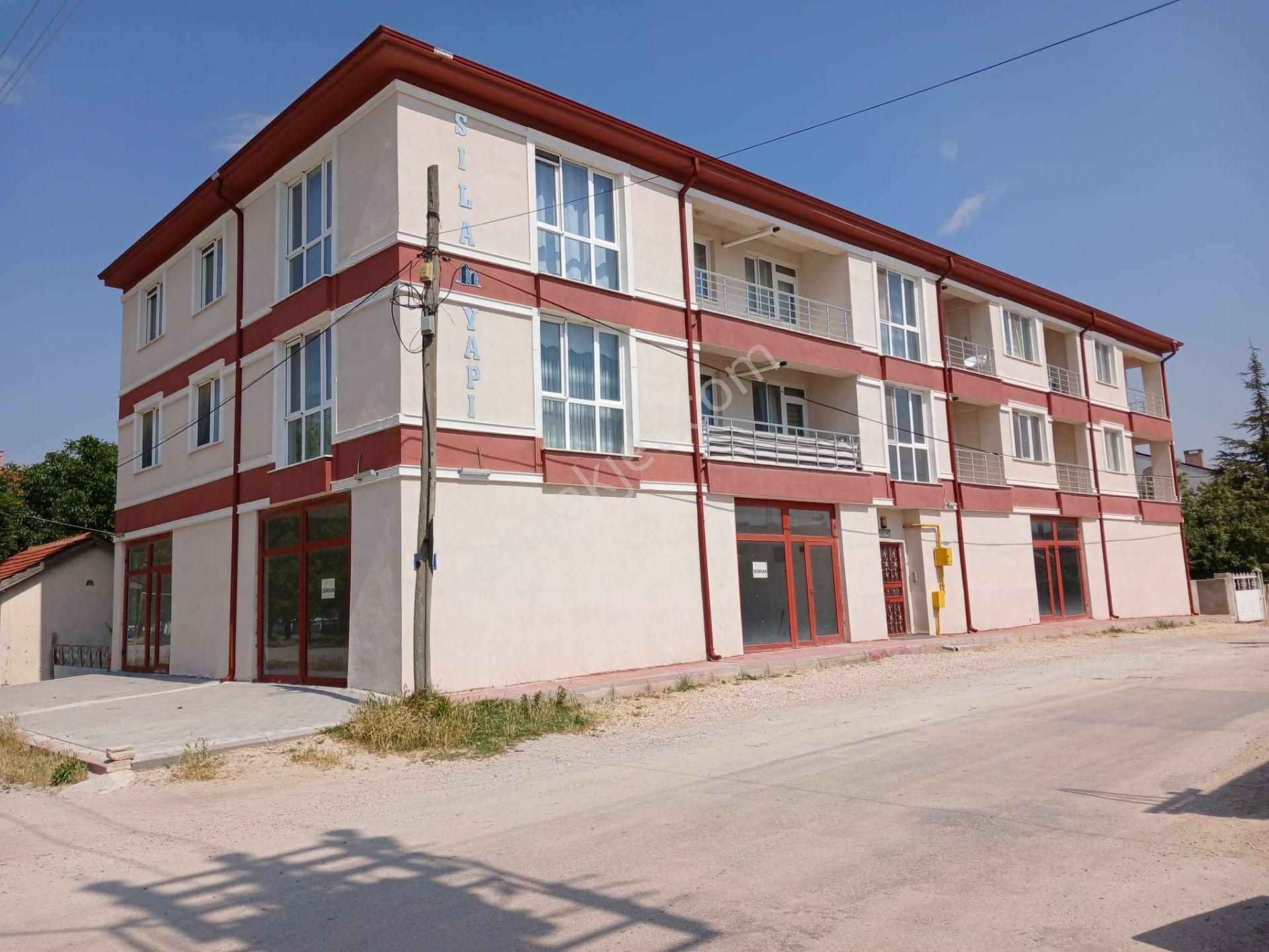 Eskişehir Çifteler’de Cadde Üzerinde Köşe Başı 3 Katlı Komple Satılık Bina