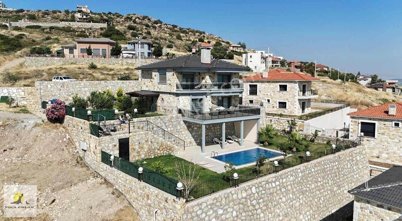 Foçaköy De Kiralık 4+1 Havuzlu Müstakil Taş Villa