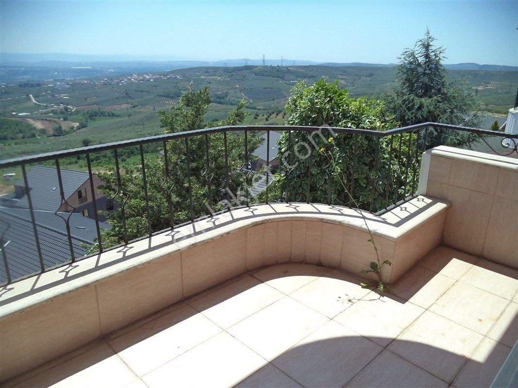 Mudanya Bademli'de 5+1 Kiralık Manzaralı Villa