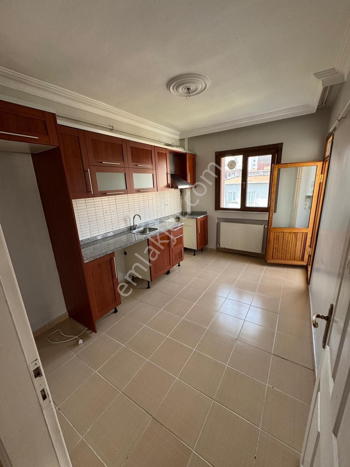 Ümraniye Çamlık Çakmak İkbal Caddesi Üzerinde Site İçi Kiralık 3+1 3.kat 130 Metre Tatilat Lı İçi