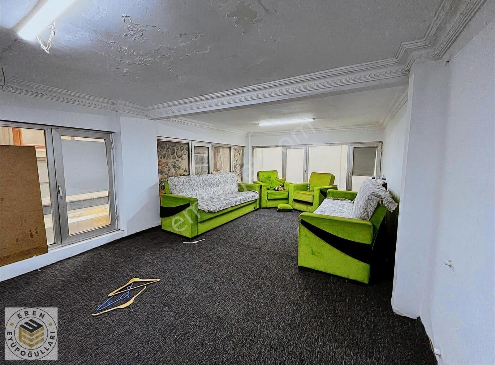 B.paşa Orta Mah. Merkezde 3 Katlı Köşe Başı Kiralık Dükkan