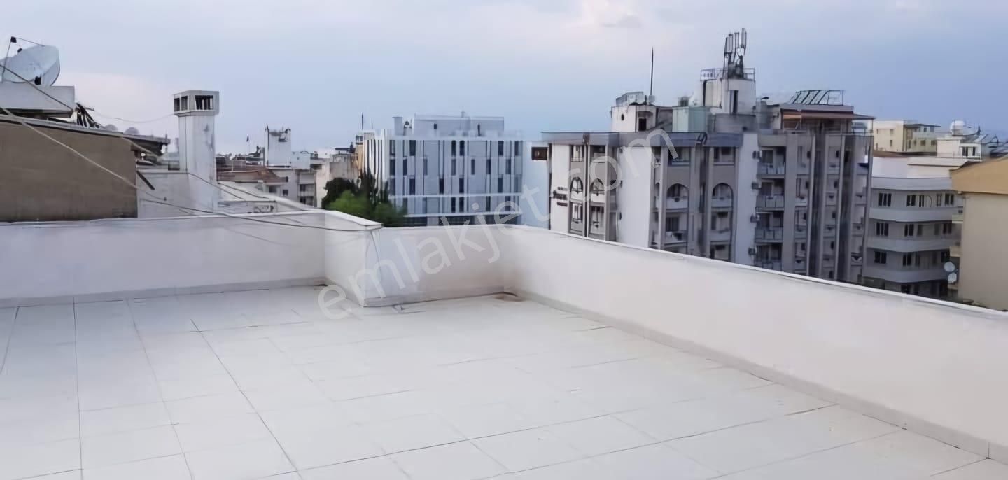Kuşadası Cumhuriyet Mahallesi'nde Merkezı Lokasyonda 3+1 Genış Daıre
