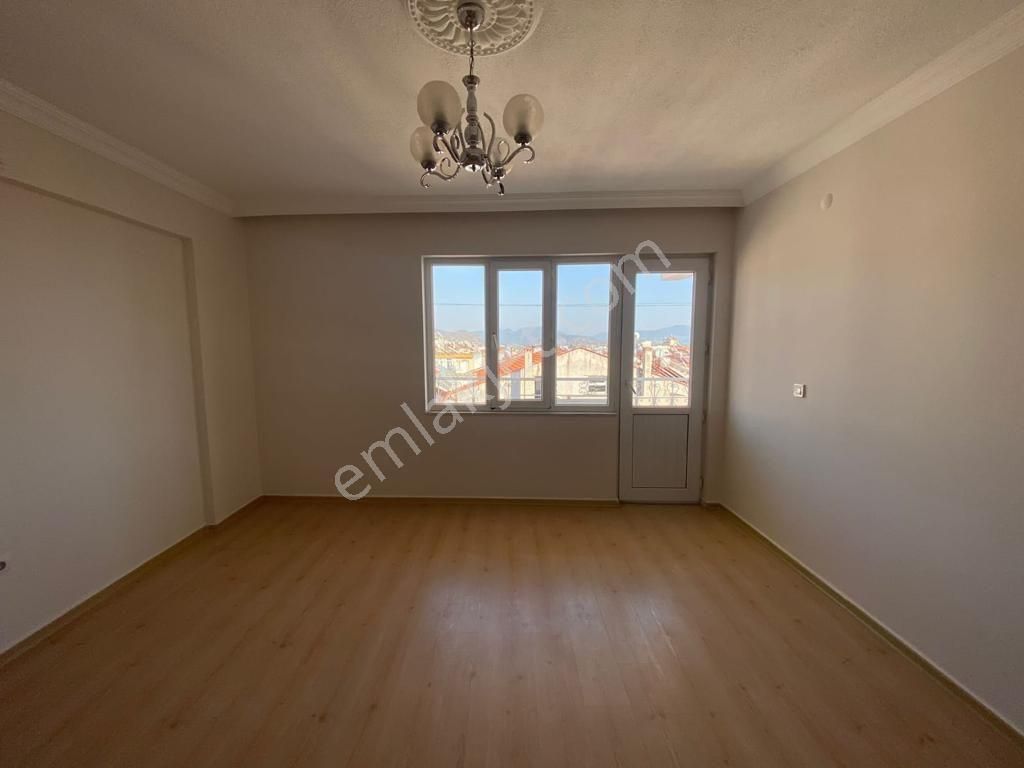 Günaydın Emlak'tan Ortaca Merkezde 2+1 Kapalı Mutfak Kiralık Daire