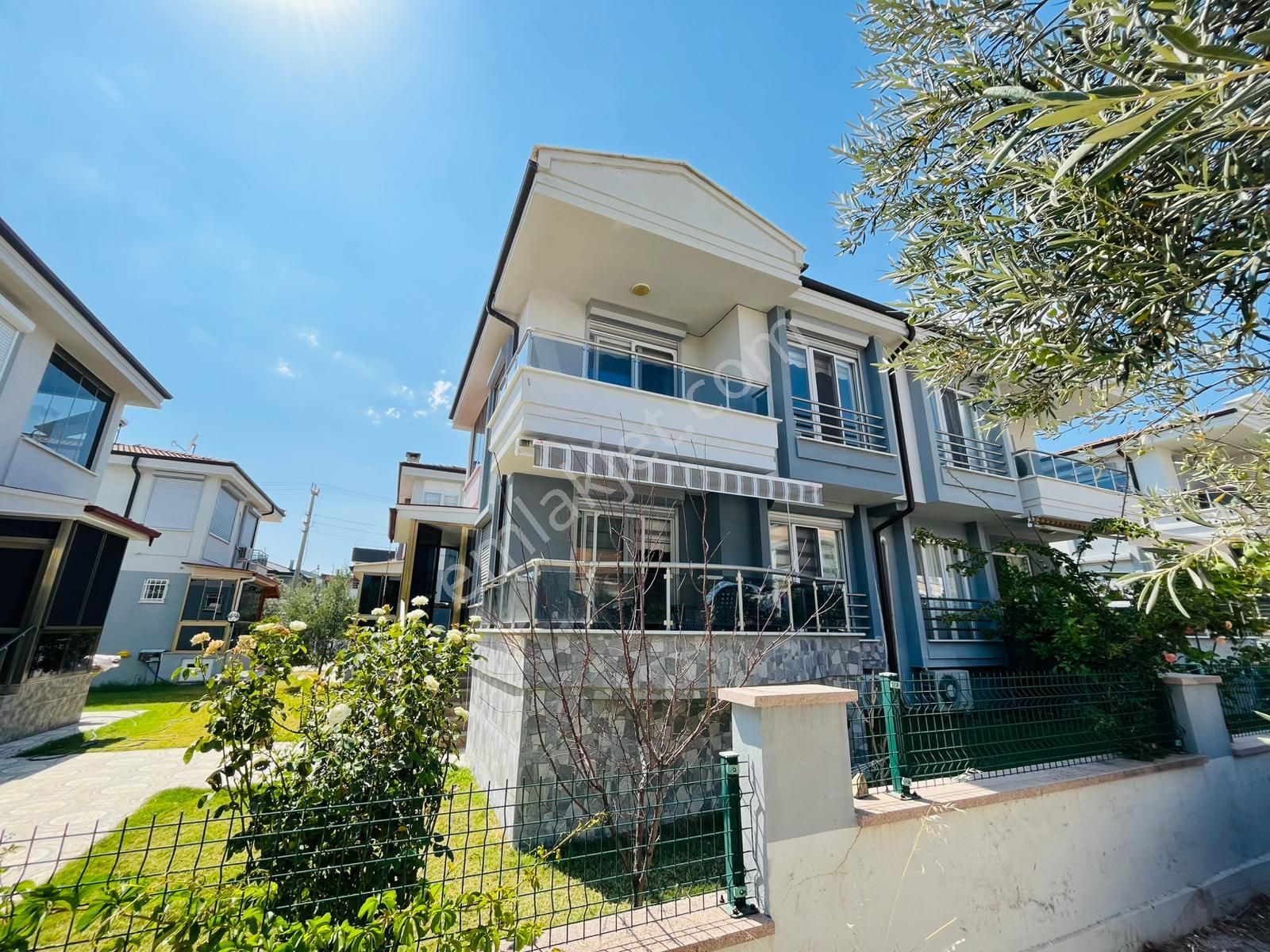Küçükkuyu Mıhlı Bölgesin De Denize 350 Metre Mesafede 5 Yıllık Geniş Bahçeli 2+1 Villa
