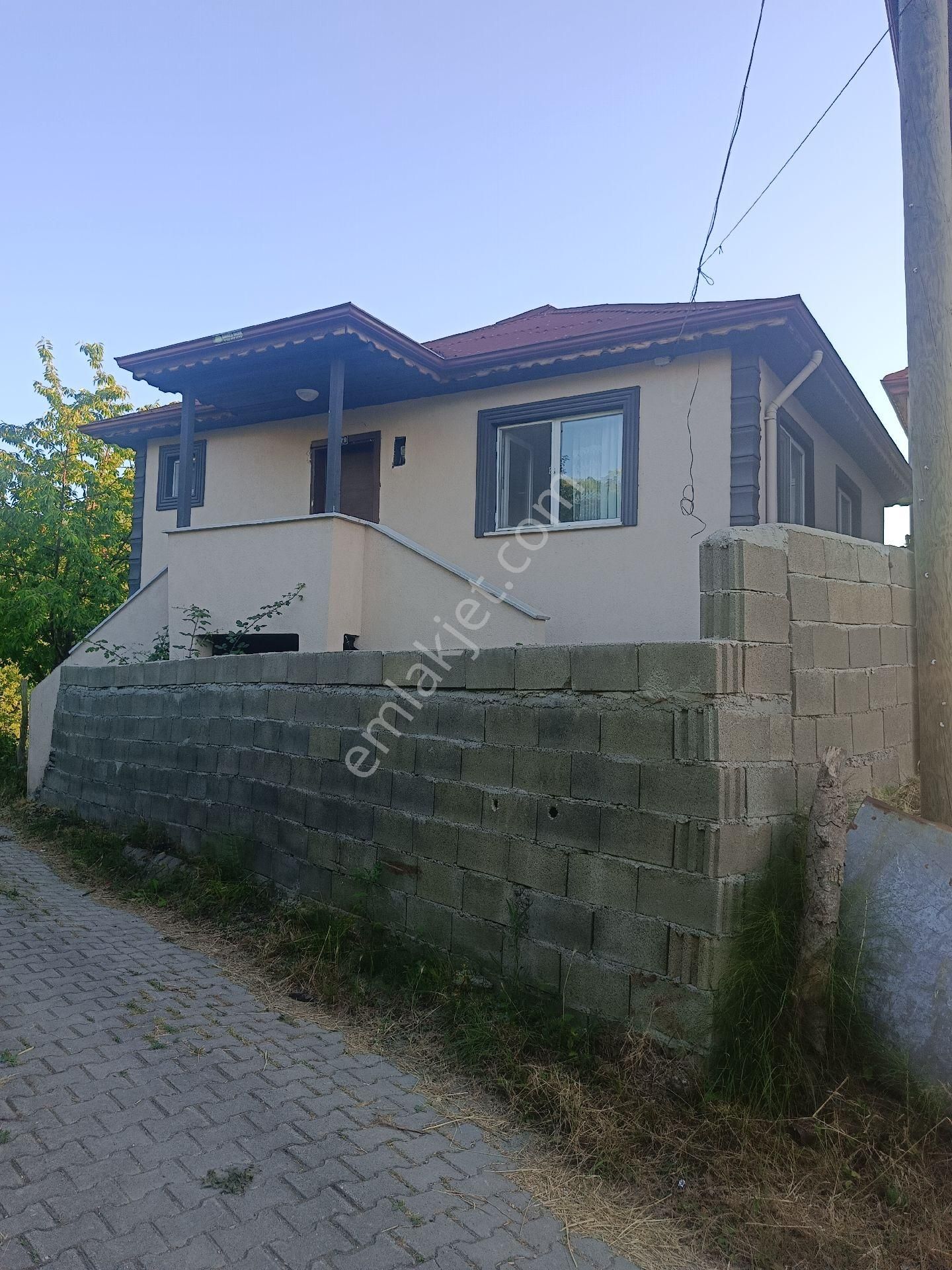 Aliobası Merkezde 2 Katlı Ev Ve Bahcesi Eşyalı Sahibinden Satılıktır.