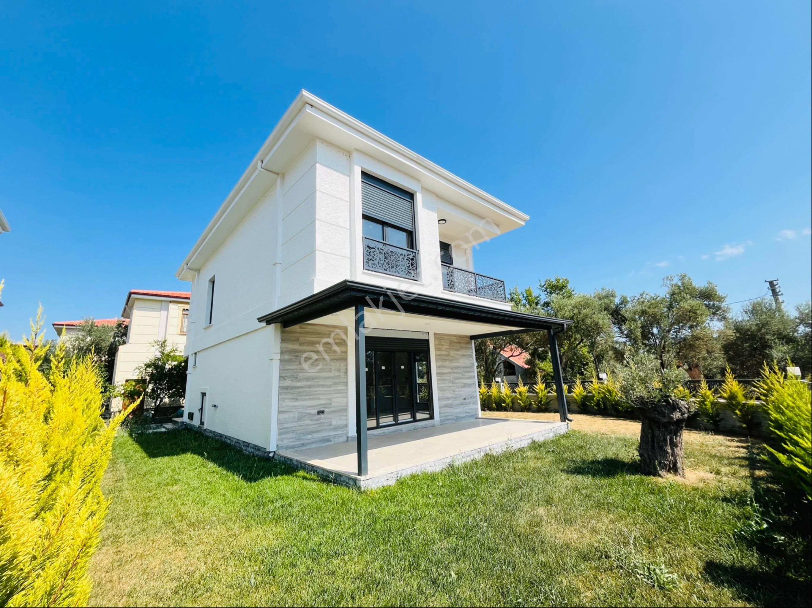Küçükkuyu Mıhlı Bölgesinde Denize 200 Metre 4+1 Garajlı Lüx Villa