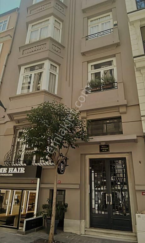 Nişantaşı'nda Bakımlı Tarihi Binada Bahçe Katı 1+1 Eşyalı Daire