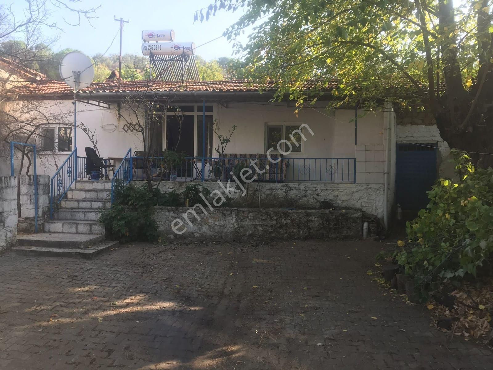 Burhaniye Yabancılar'da Geniş Bahçeli Satılık Köy Evi.