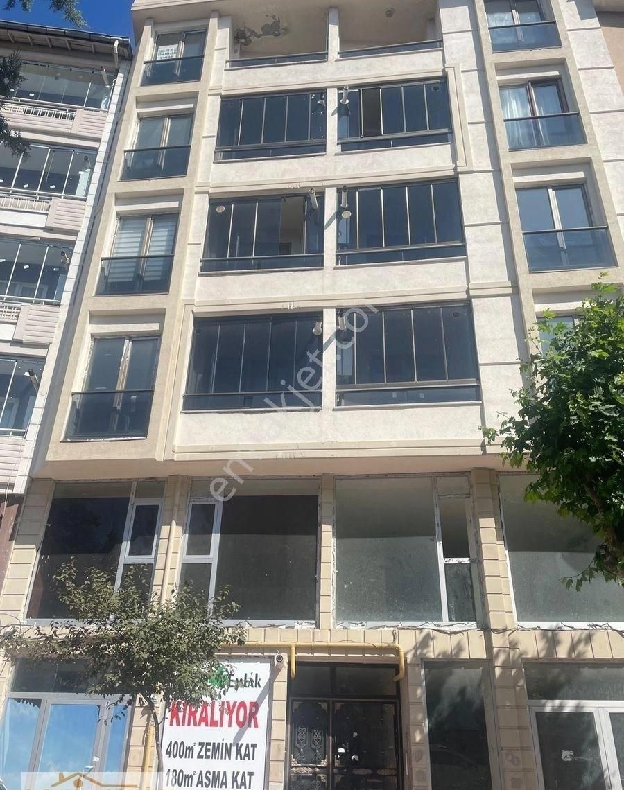 Cumhuriyet Caddesi'nde Satılık 2+0 Daire