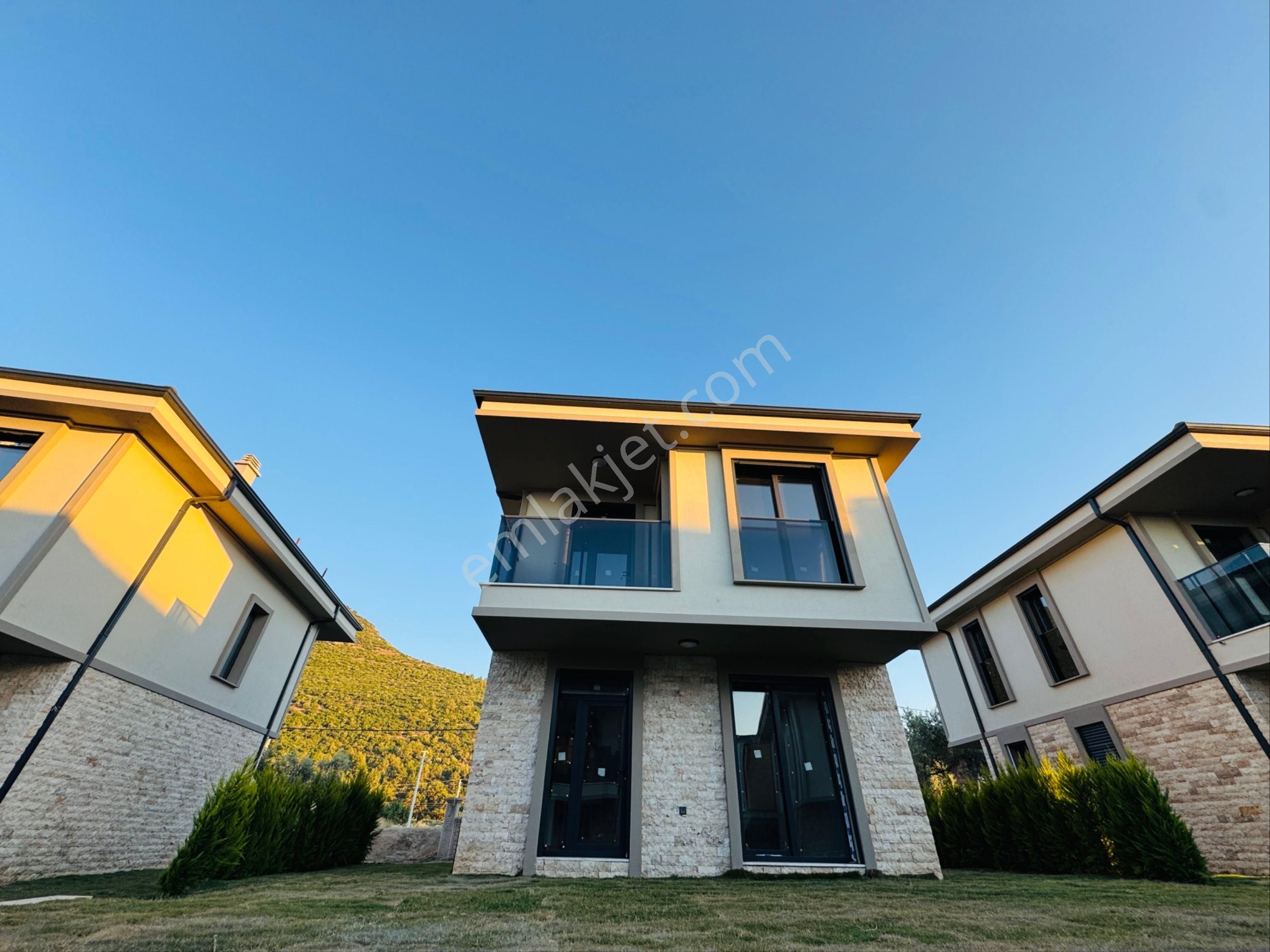 Kuşadası Güzelçamlı’da Ortak Havuzlu Otoparklı Satılık 3+1 Villa - Görsel 4